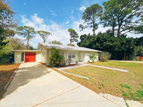 Hawks Park House | Discover Quinn's Riverside Retreat for a Memorable Stay