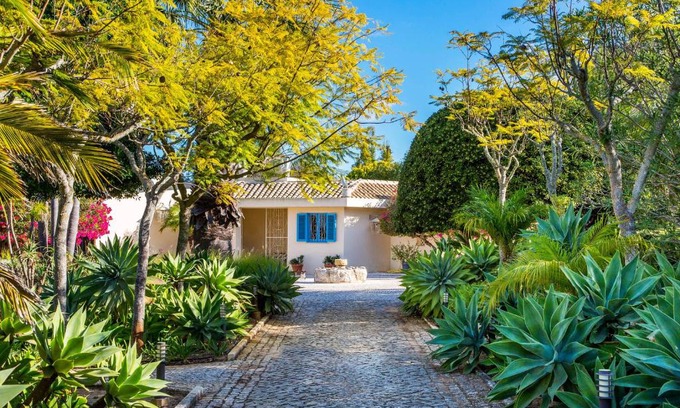 Carvoeiro House | Inviting Quinta Azul: Oceanfront Apartment with Pool