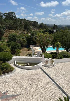 Torres Vedras Bed & Breakfast | Inviting Quinta da Carlota: Oceanfront with Pool & Dining
