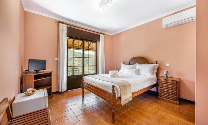 Rio Caldo House | Family-Friendly Retreat at Quinta da Carvalha - Room 2