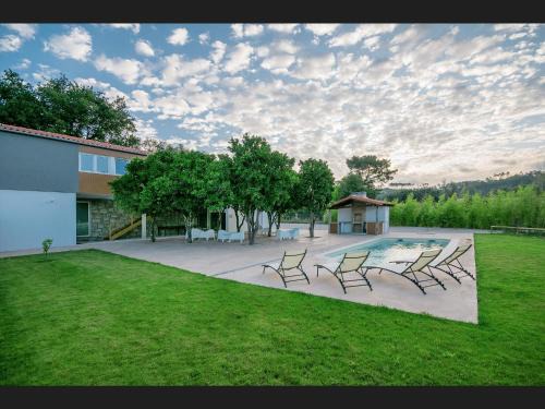 Cambeses House | Pet-Friendly Quinta da Teimosa with Oceanfront Pool