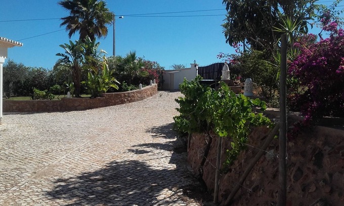 Espiche House | Quinta das Alfarrobeiras: Relax by the Pool in Serenity