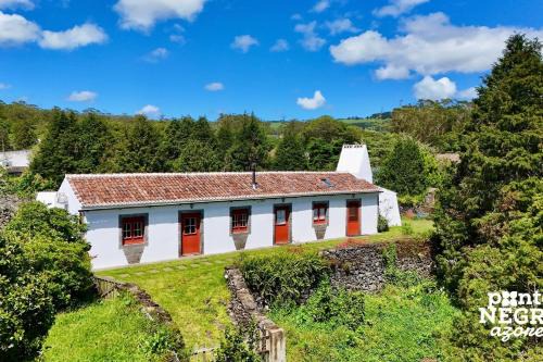 Angra do Heroismo House | Discover Family-Friendly Quinta das Estrelinhas Getaway