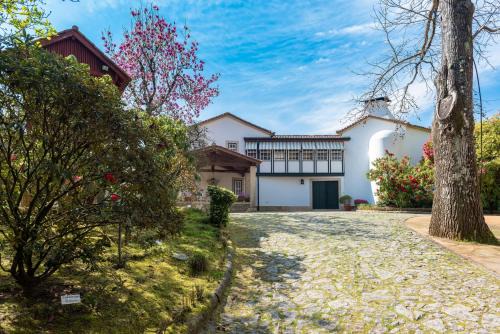 Lever House | Idyllic Quinta de Mourães with Oceanfront Pool and Views