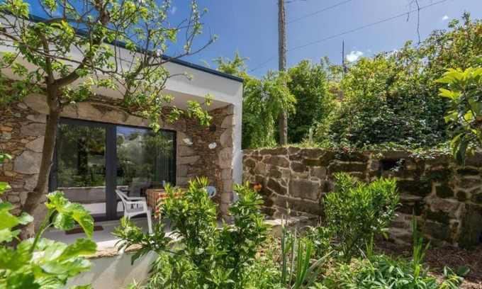 Arco de Baulhe House | Quinta De Fundevila: Couples Suite with Pool & Spa Access