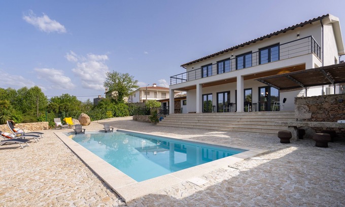 Arco de Baulhe House | Unforgettable Retreat at Quinta De Fundevila with Spa & Pool