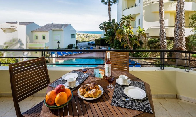 Meia Praia Apartment | Guest Rated 9.3: Quinta de São Roque with Pool & Family Fun