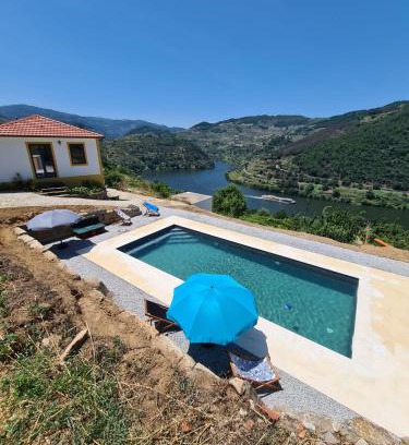 Barro Bed & Breakfast | Discover Quinta do Fojo Valonguinho: 9.5/10 Oceanfront Escape