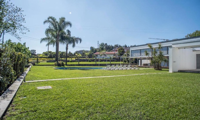 Portela House | Idyllic Quinta Do Pomar: Oceanfront Retreat with Pool