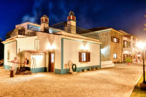 Sao Bras de Alportel House | Quinta dos Tesouros: Oceanfront Pool Retreat for Families