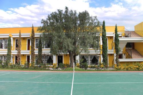Ometusco Hotel | Quinta Huizache: Family-Friendly Haven with Hot Tub Access