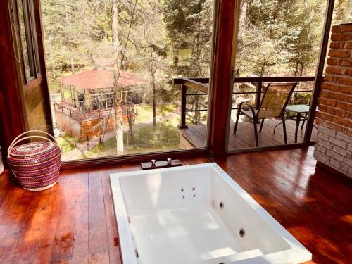 Los Azufres Resort | Elegant Quinta Los Azufres: Family-Friendly with a Hot Tub