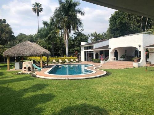 Yautepec Villa | Quinta Los Soles: Family-Friendly Hotel with Pool & Breakfast