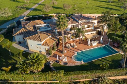 Atalaia Villa | Relax at Quinta Paraiso - A Family-Friendly Oasis