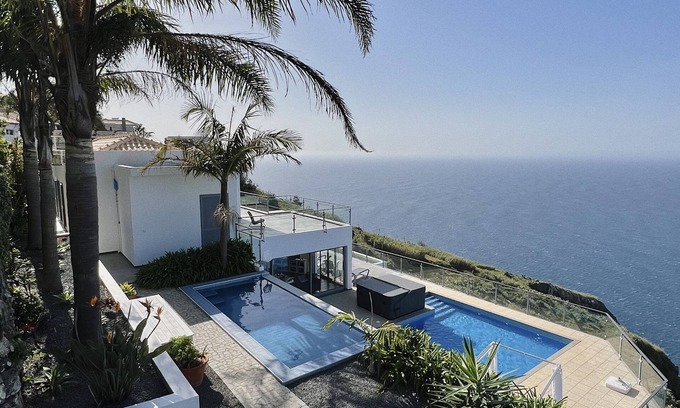 Paul do Mar Villa | Discover Quinta Pereira: Ocean Views & Breathtaking Sunsets