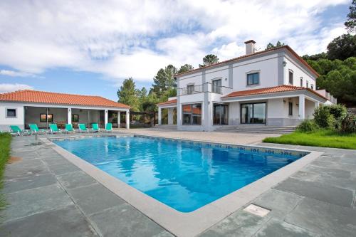 Capelas House | Discover Quinta Grande: Family-Friendly 4-Star Retreat