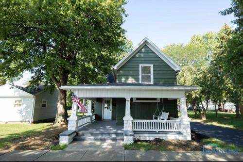 Findlay House | Inviting Findlay Home with Kitchen and Family-Friendly Vibes