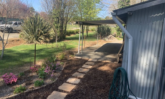 Robertson House | Unique 1-Bed Retreat with Family & Pet-Friendly Amenities