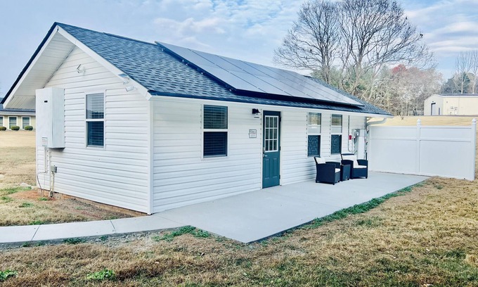 Rockford Cottage | Cozy Tiny Home Retreat in Rockford with Pet-Friendly Perks