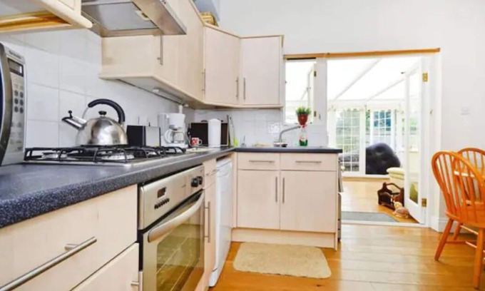 Acton Apartment | Serene Garden Flat with Spa and Hot Tub Access