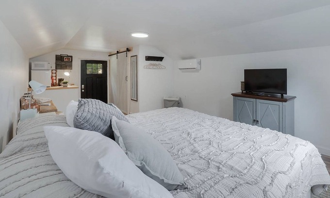 Lookout Mountain Apartment | Tranquil Studio Apartment with Breakfast & Child-Friendly Amenities
