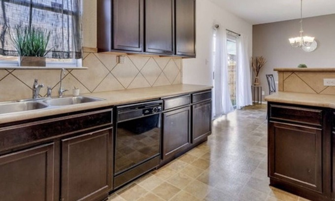 Southside House | Welcoming Suburban Retreat with Spa and Breakfast Options