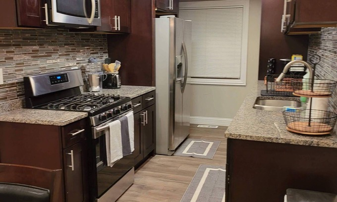University Park House | Cozy Townhouse with Private Parking, 30 Mins to Chicago