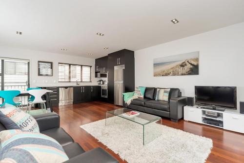 Freemans Bay Apartment | Sunny QV Modern Townhouse: Family-Friendly 4-Star Retreat