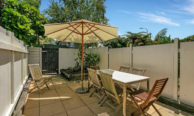 Freemans Bay Apartment | Family-Friendly QV Sunny Townhouse at Collingwood Street