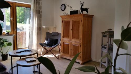 Deuselbach Apartment | Discover Räuberhöhle: Family-Friendly Retreat with Breakfast