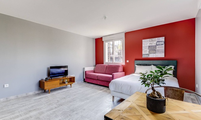 Aulnay-sous-Bois Apartment | Top-Rated Résidence 4T with Kitchen & Family Amenities