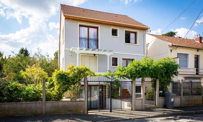 Villeneuve-le-Roi Bed & Breakfast | Family-Friendly Stay at Résidence Artemis for Your Getaway
