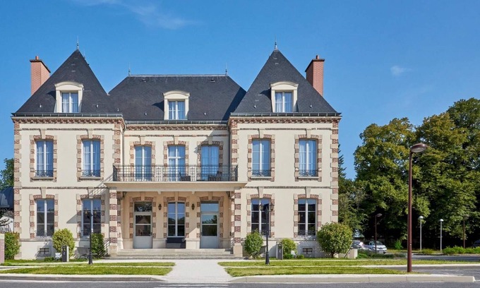Le Mee-sur-Seine Apartment | Charming Résidence Château Du Mée: Pet-Friendly & Poolside