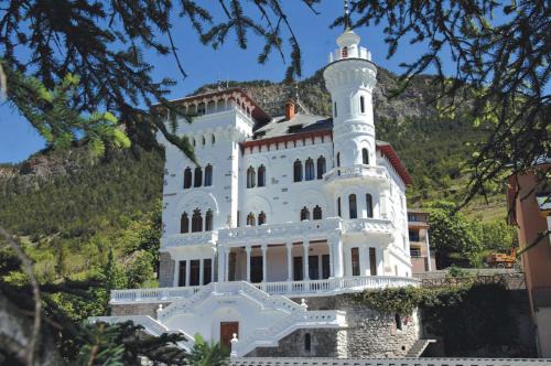 Jausiers Apartment | Pet-Friendly Résidence Château des Magnans with Ocean View