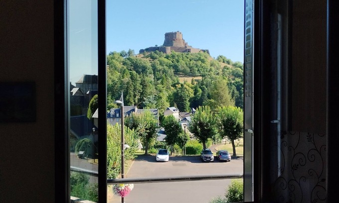 Murol Apartment | Family-Friendly Résidence de Michèle with Garden and Parking