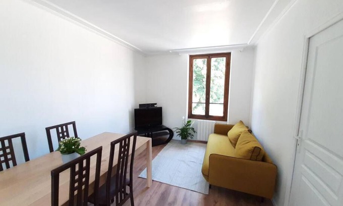 Survilliers Apartment | Pet-Friendly Résidence du Houx Near Astérix & CDG Airport