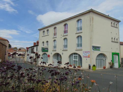 Le Boupere House | Discover Résidence L'Ogomé: Family-Friendly with Dining Options