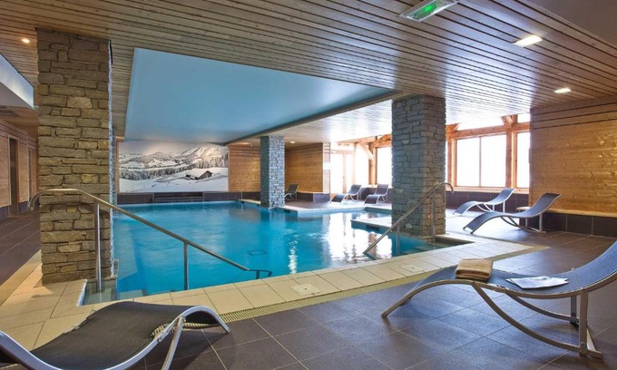 Les Bruyeres Resort | Inviting Résidence Le Chalet du Mont Vallon with Ocean View