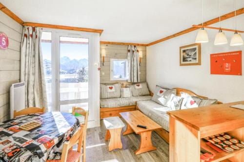 Eclose-Ouest Apartment | Explore Résidence Les Horizons d'Huez - Family-Friendly Retreat
