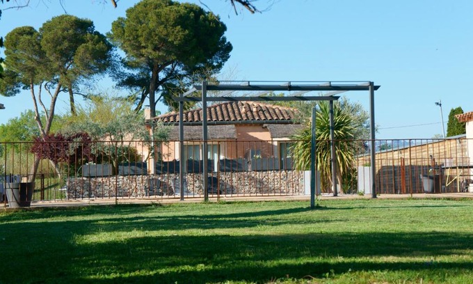 Loriol-du-Comtat House | Oceanfront Residence Les Peupliers: Family-Friendly Retreat