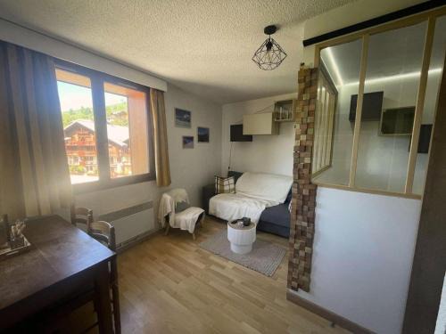 Mont-de-Lans Apartment | Résidence Montana 2 - Appartement cosy avec départ ski aux pieds MAE-5581