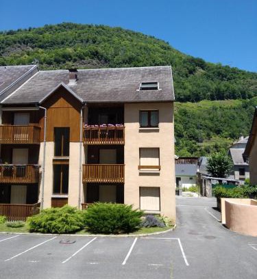 Bagneres-de-Luchon Apartment | Guest Rated: Résidence Peyresourde with Oceanfront Views