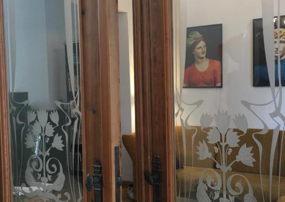Laken Apartment | Cozy Rétro Studio: Guest Rated 9.1 with Onsite Dining