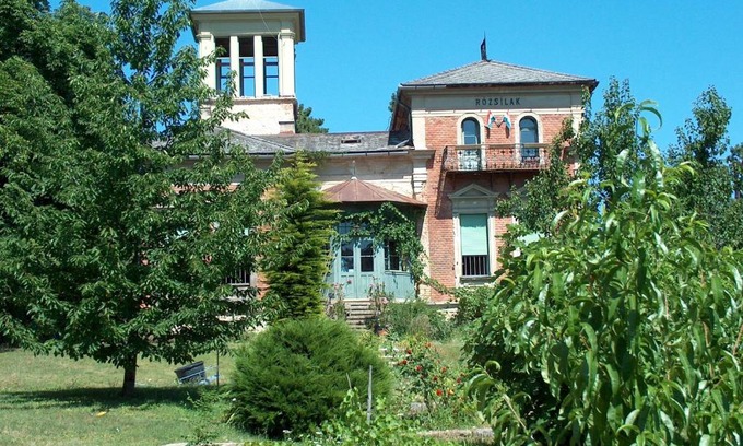 Balatonfured Villa | Oceanfront Escape at Rózsilak: Pet-Friendly & Family Friendly