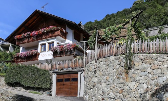 Albions Apartment | RÖCK Weingut: Family-Friendly Winery with High Guest Ratings