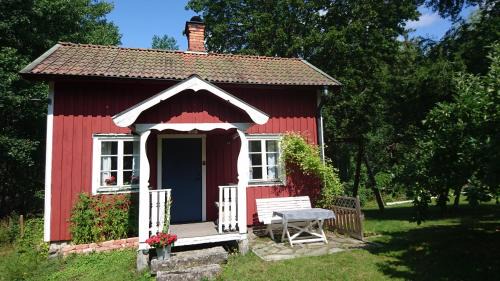 Sala Bed & Breakfast | Discover RÖDA STUGAN PÅ SLINKEN: Pet-Friendly Retreat