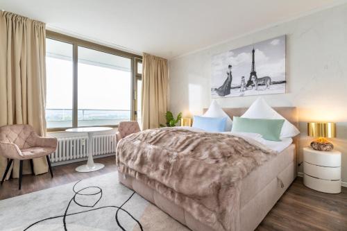 Ruettenscheid Apartment | RüSuite IV - Messe Essen: King Bed & 75" TV, Pet Friendly