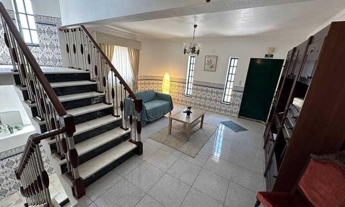 Seixal House | Comfortable Stay at R. António Aleixo 90A with Breakfast