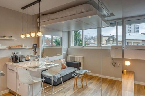 Secteur 4 Apartment | Explore R'Apparts Studio Le Luxury N3: Family-Friendly Stay