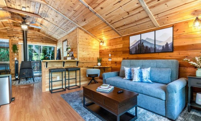 Paradise Estates Cabin | Top-Rated R&R Creekside Cabin with Hot Tub near Mt Rainier